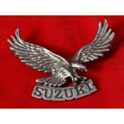 Znaczek blacha ozdoba przykręcana metalowa Suzuki V orzel duzy